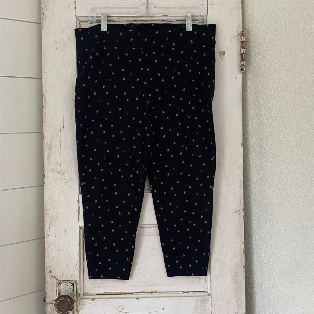 TORRID PEDAL PUSHER SIGNATURE WAIST LEGGING Black W/Strawberry design. Sz2